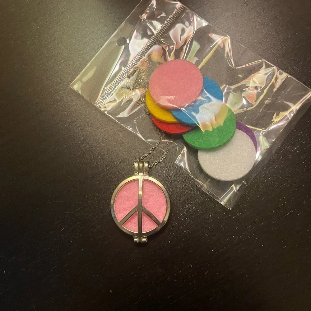 Essential oil Peace Sign necklace - Picture 5 of 6